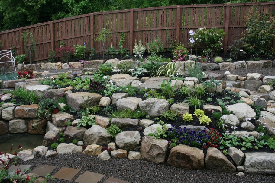 Альпийская горка у забора