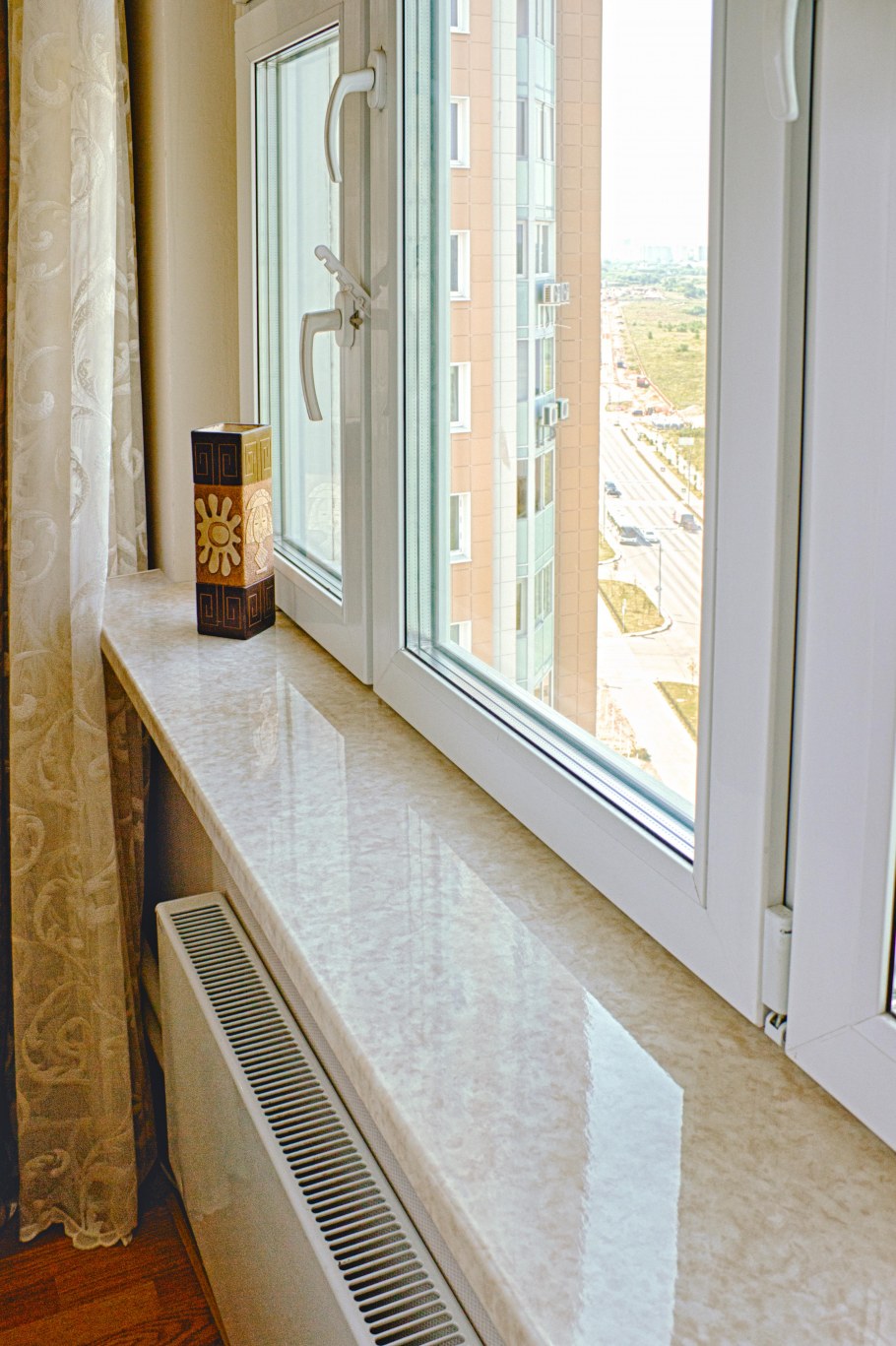 Белый деревянный подоконник