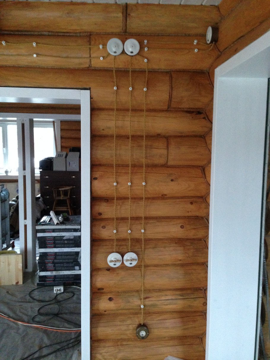 Наружная электрика в деревянном доме