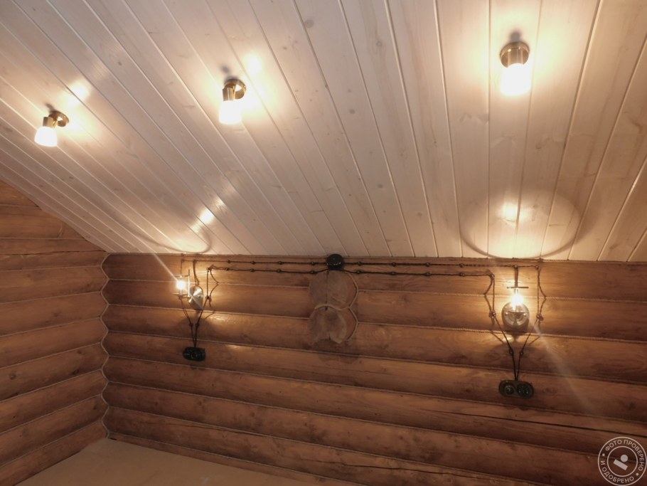 Настенное освещение в деревянном доме