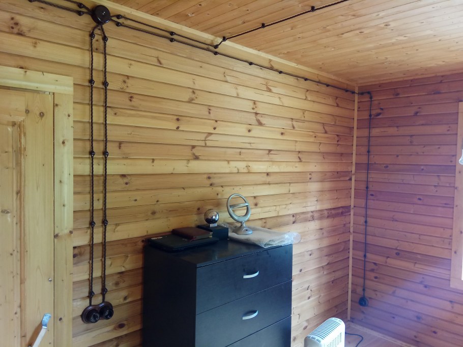 Имитация бруса в интерьере с ретро проводкой