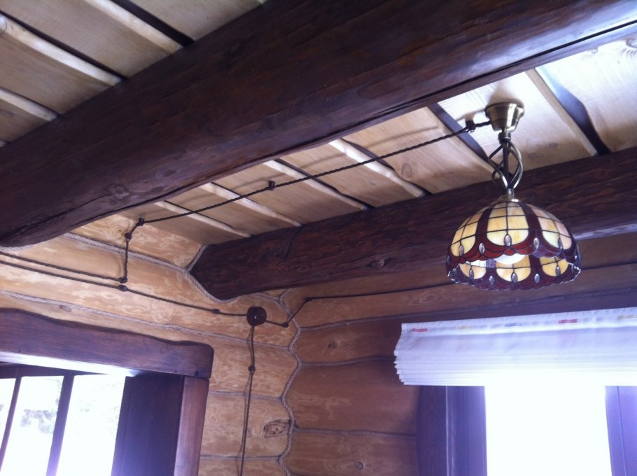 Ретро светильники в деревянном доме