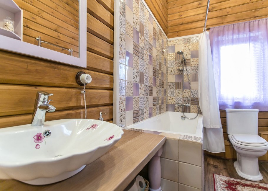 Плитка в ванную комнату в деревянном доме