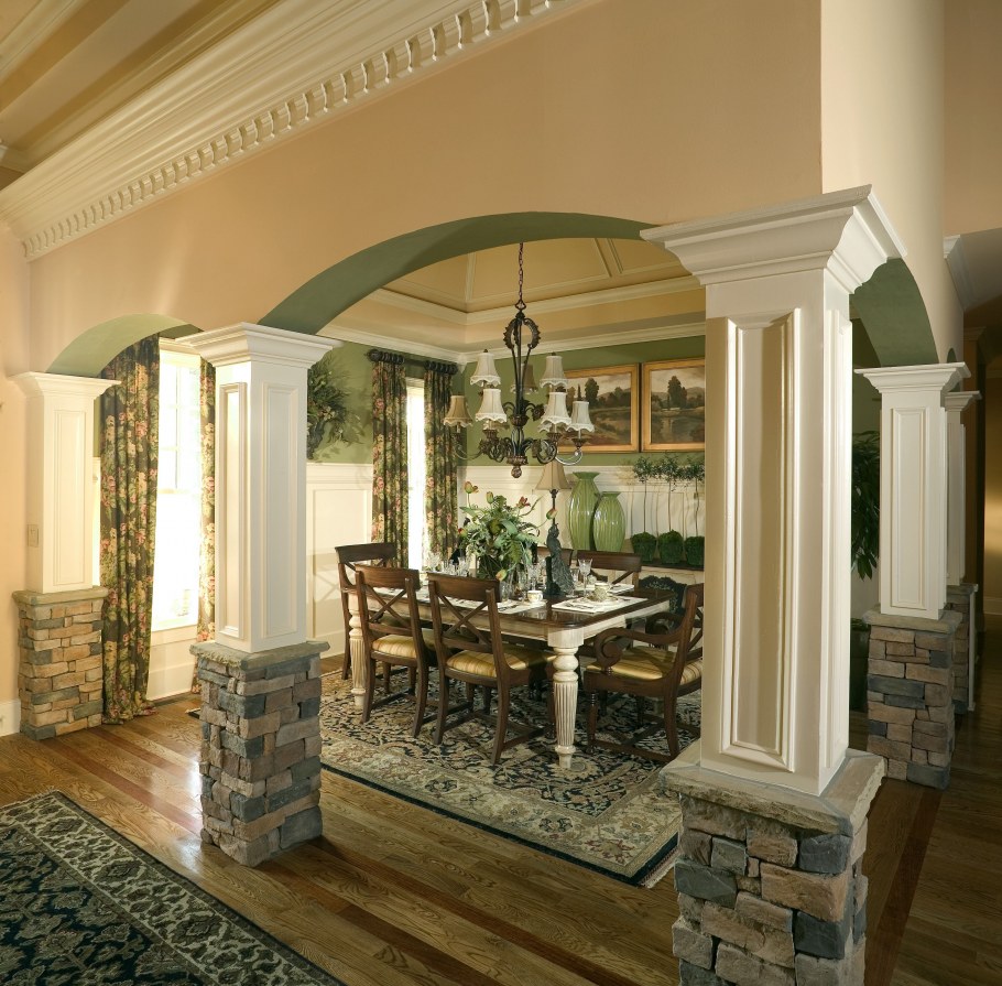 Колонны в интерьере гостиной