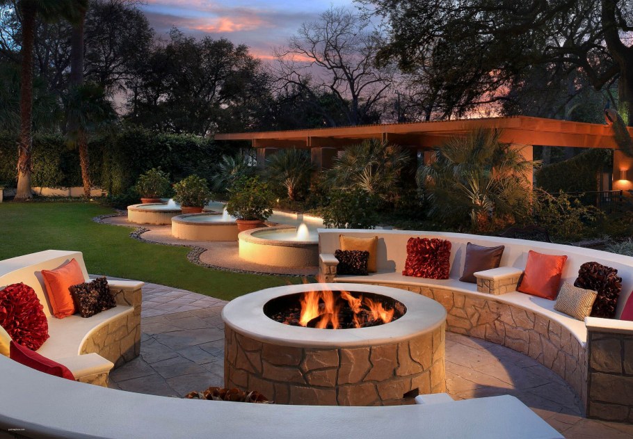 Патио с очагом
