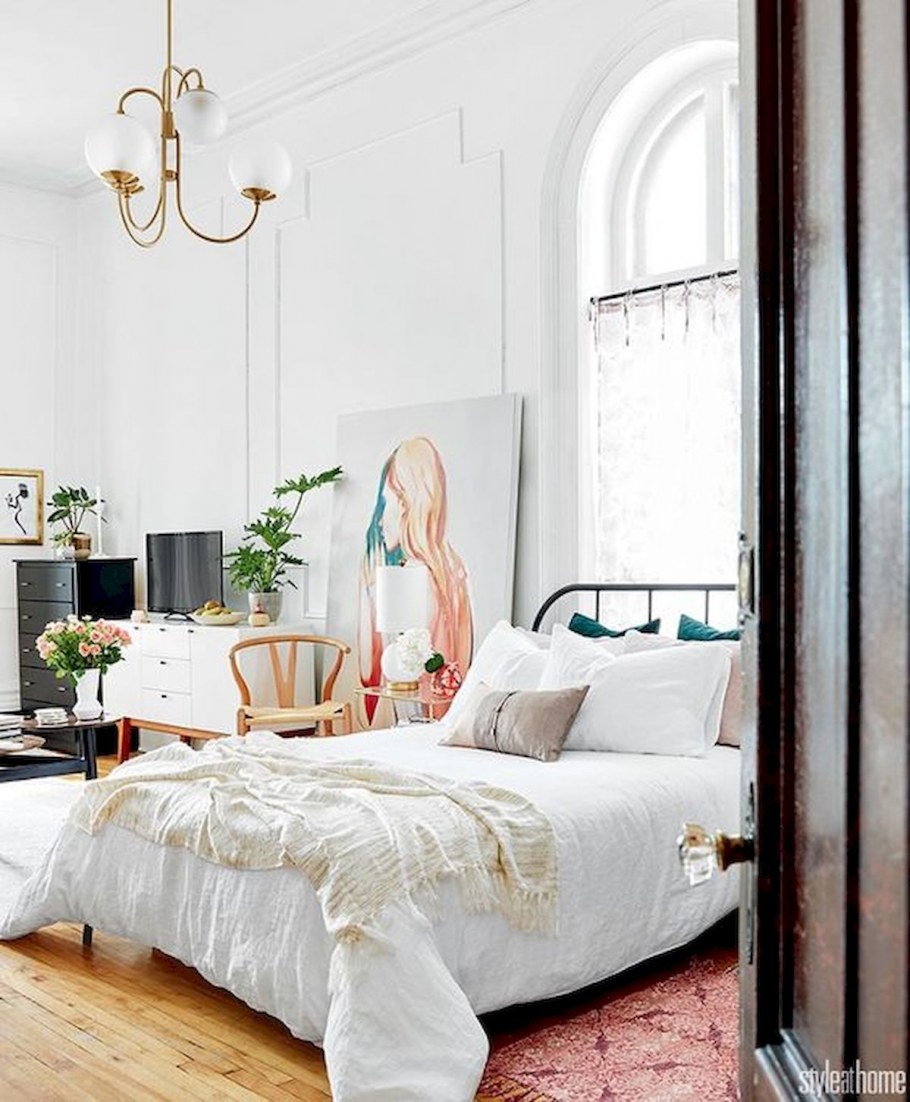 Изумрудные шторы в интерьере спальни