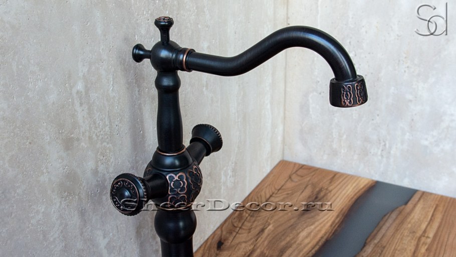 Смеситель черный с медным Ле Марк