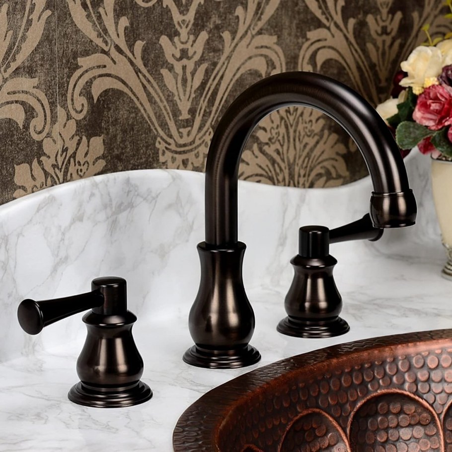 Черный смеситель в интерьере