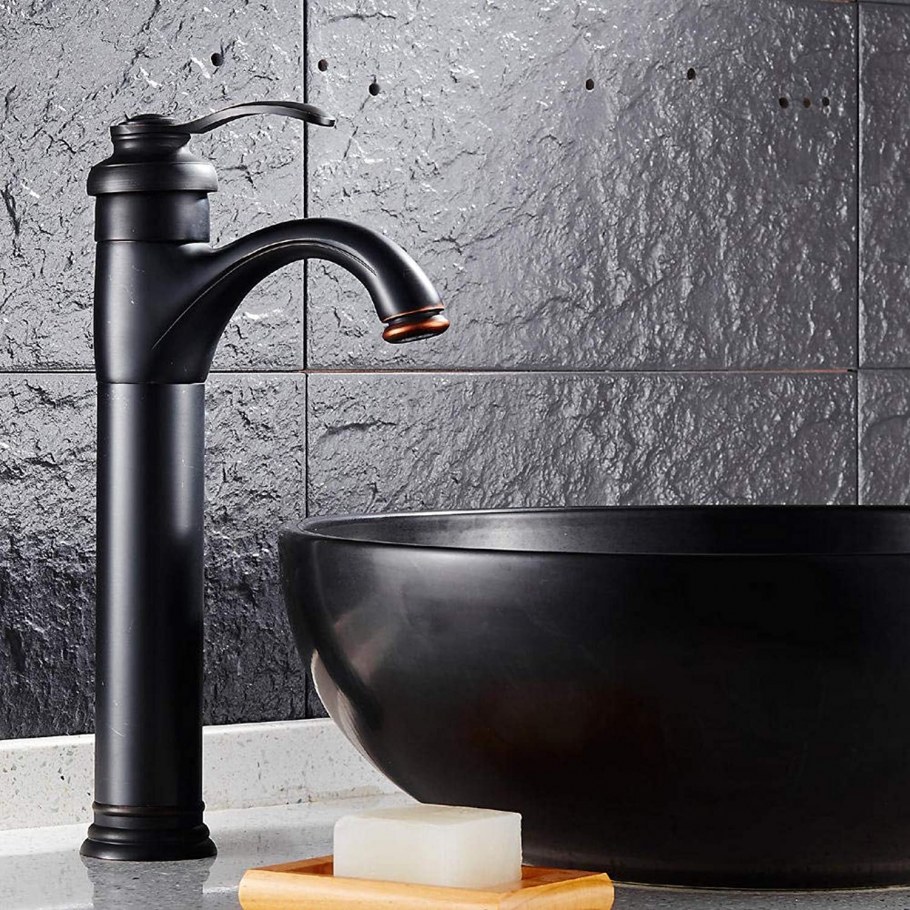 Кран для раковины черного цвета