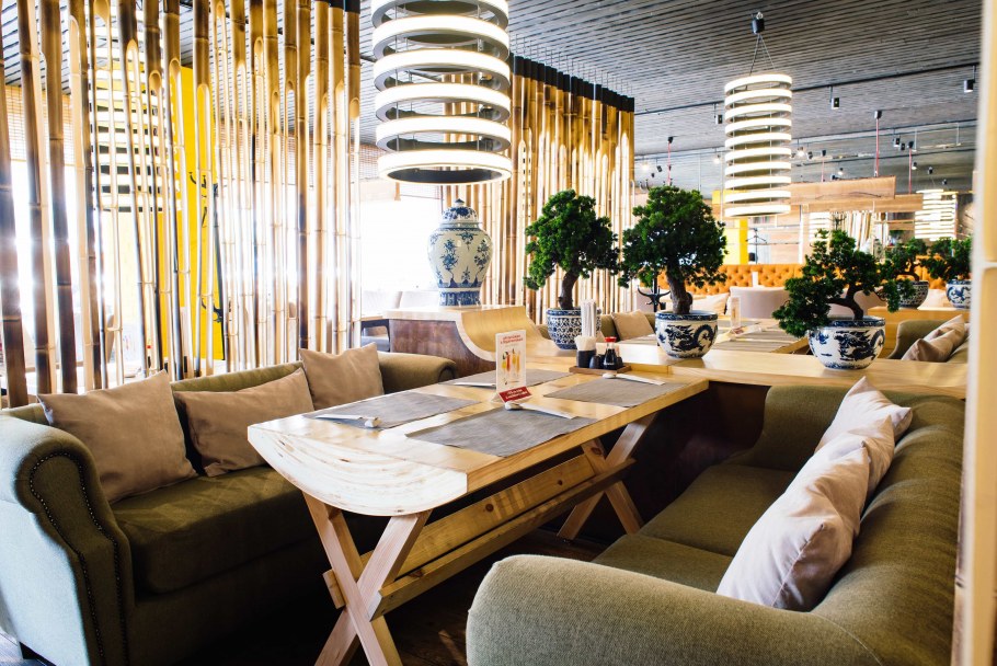 Угловой диваном в интерьере для молодого человека