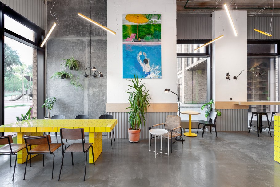 Яркий интерьер студии