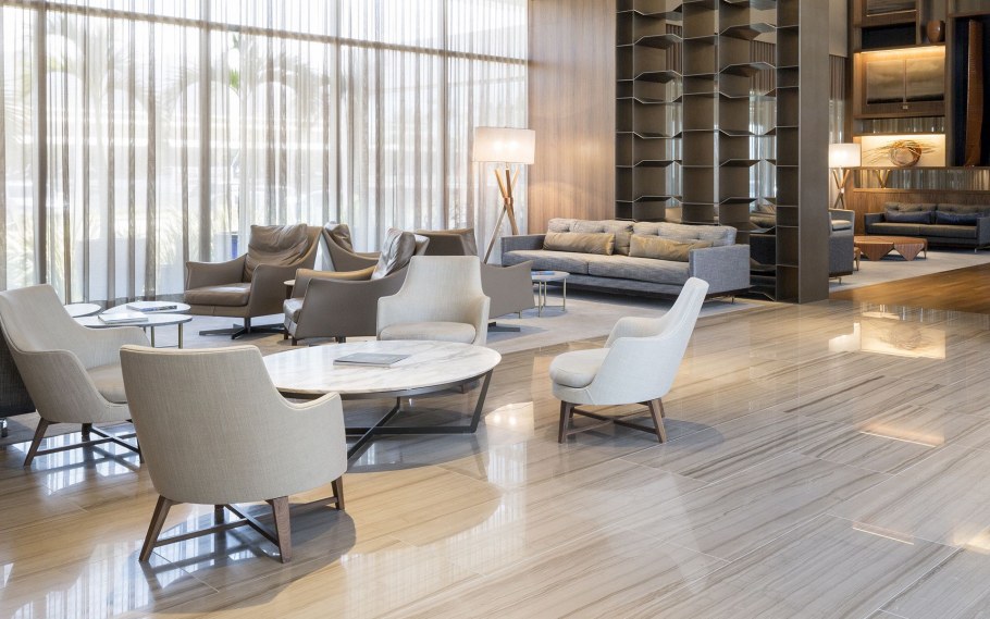 Интерьер кафе с большими окнами