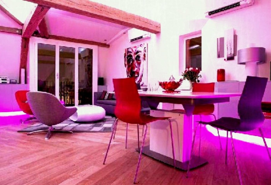 Красный и фиолетовый в интерьере
