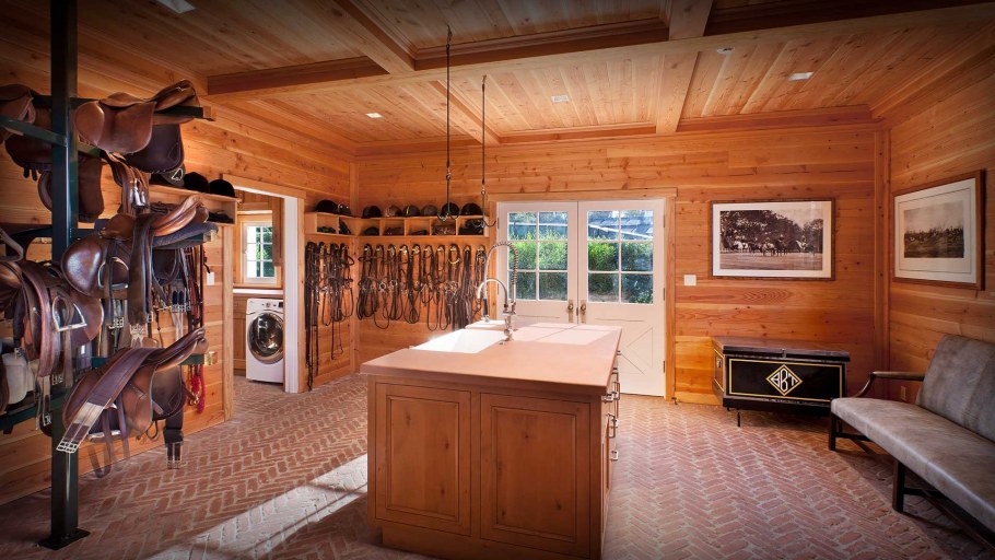 Интерьер конюшни амуничник