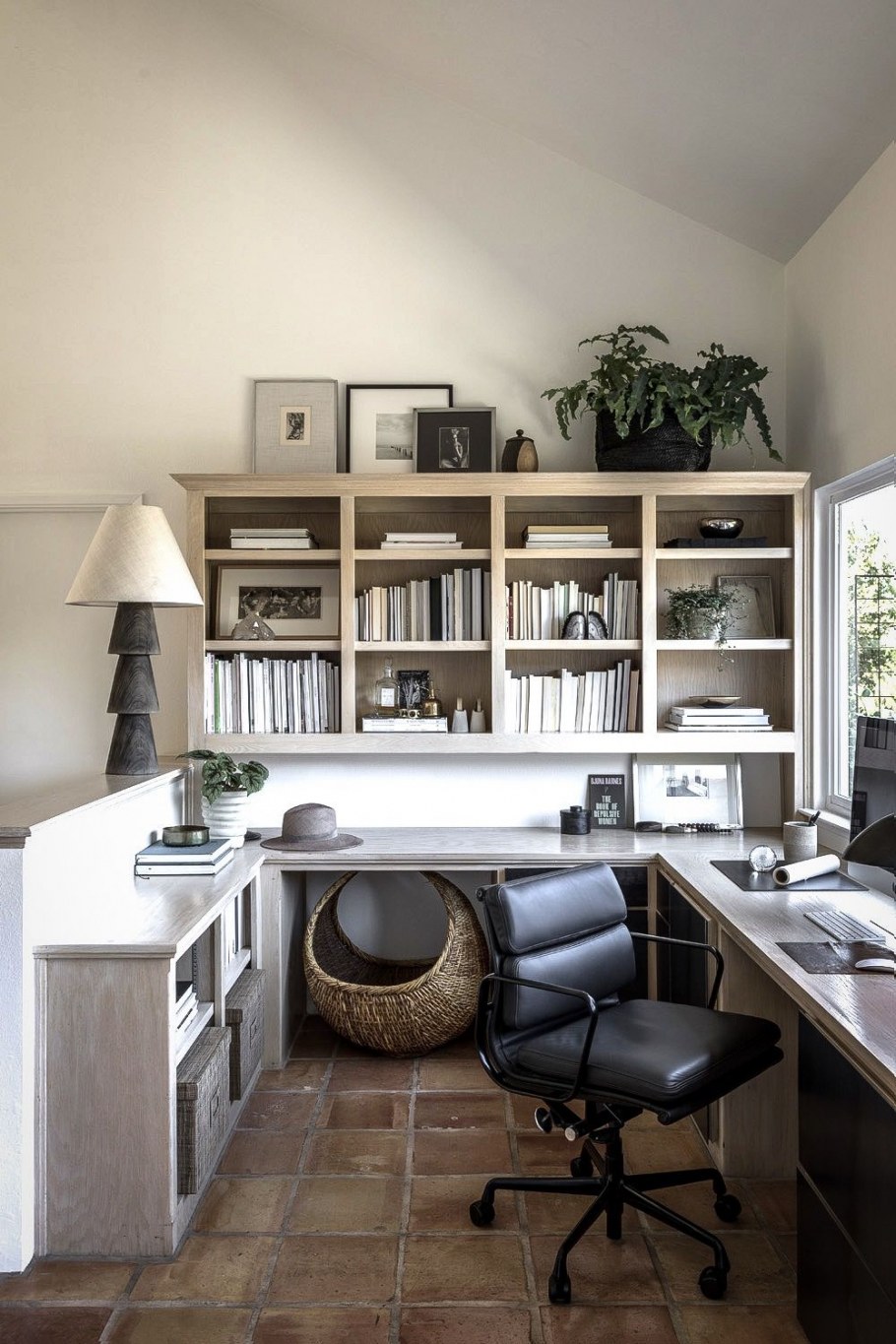 Современный письменный стол для домашнего кабинета