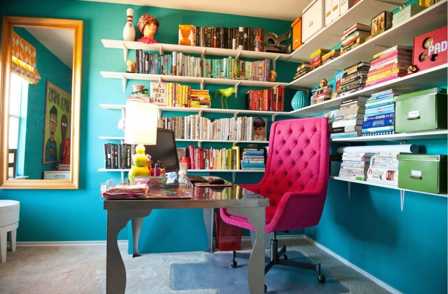 Интерьер кабинета яркий