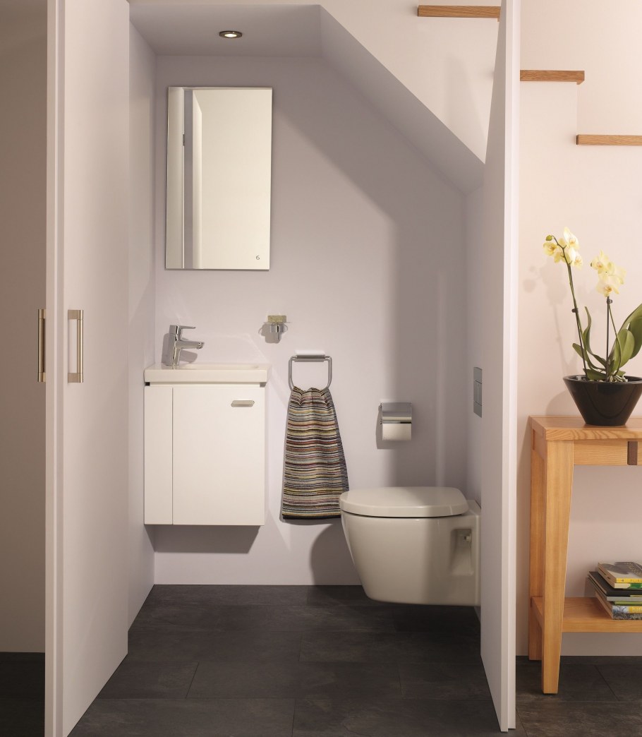 Раковина под лестницей