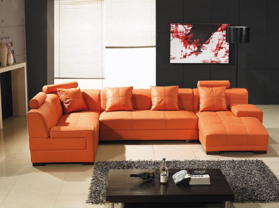 Рыжий диван в интерьере