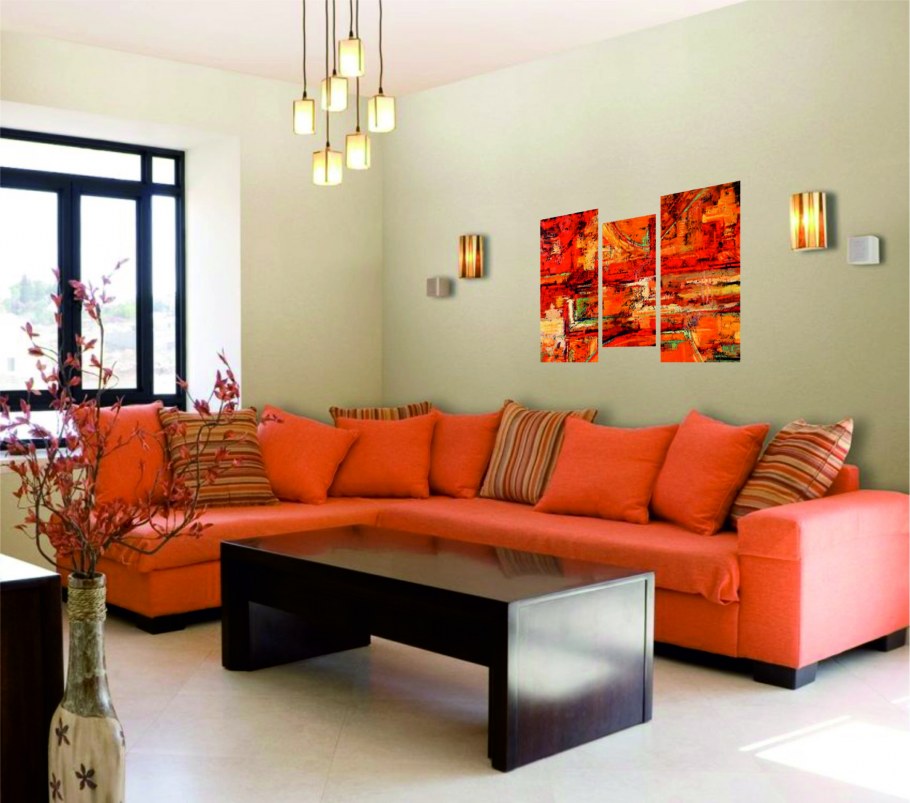 Гостиная с оранжевым диваном