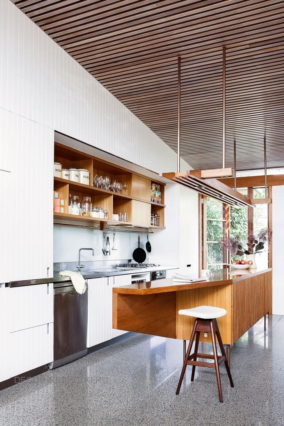 Потолок реечный деревянный лофт