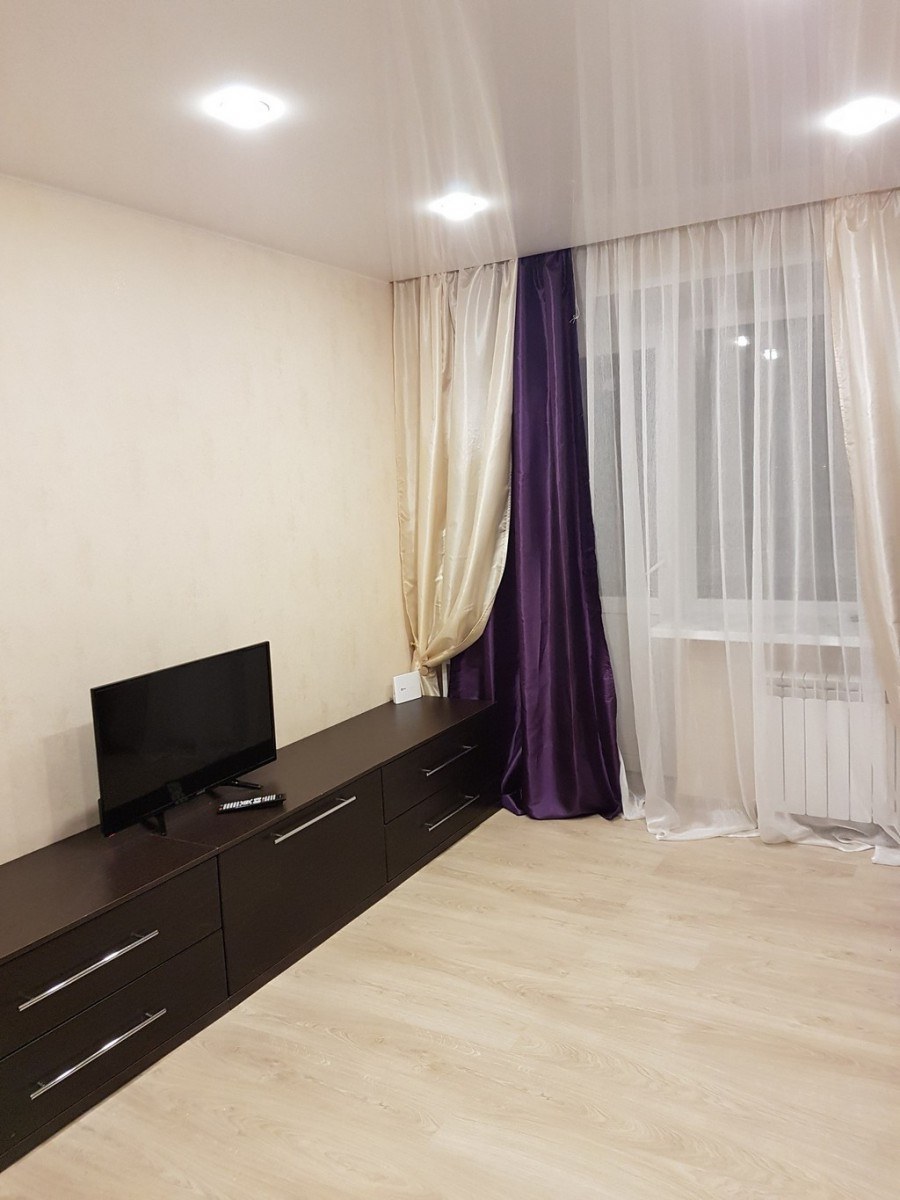 Глянцевый потолок в однокомнатной квартире (80 фото)