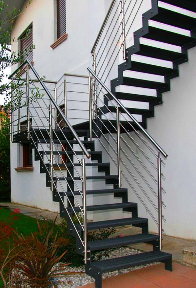 Наружная металлическая лестница