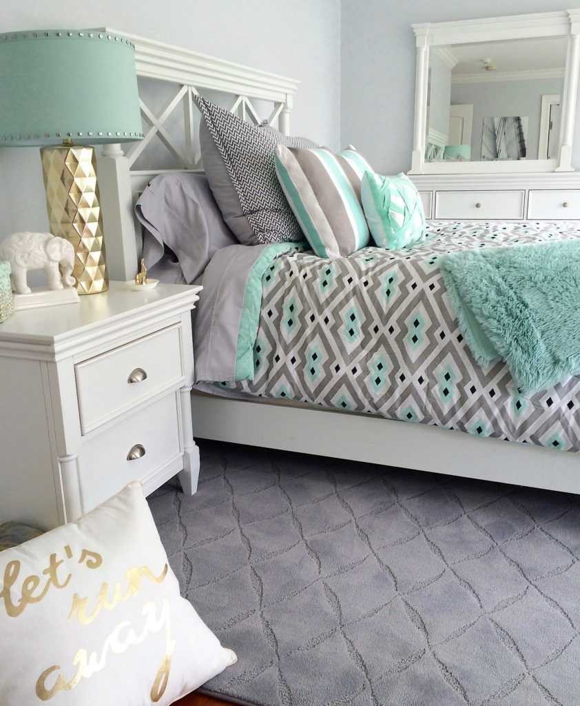 Спальня в мятно бежевых тонах с рабочей зоной