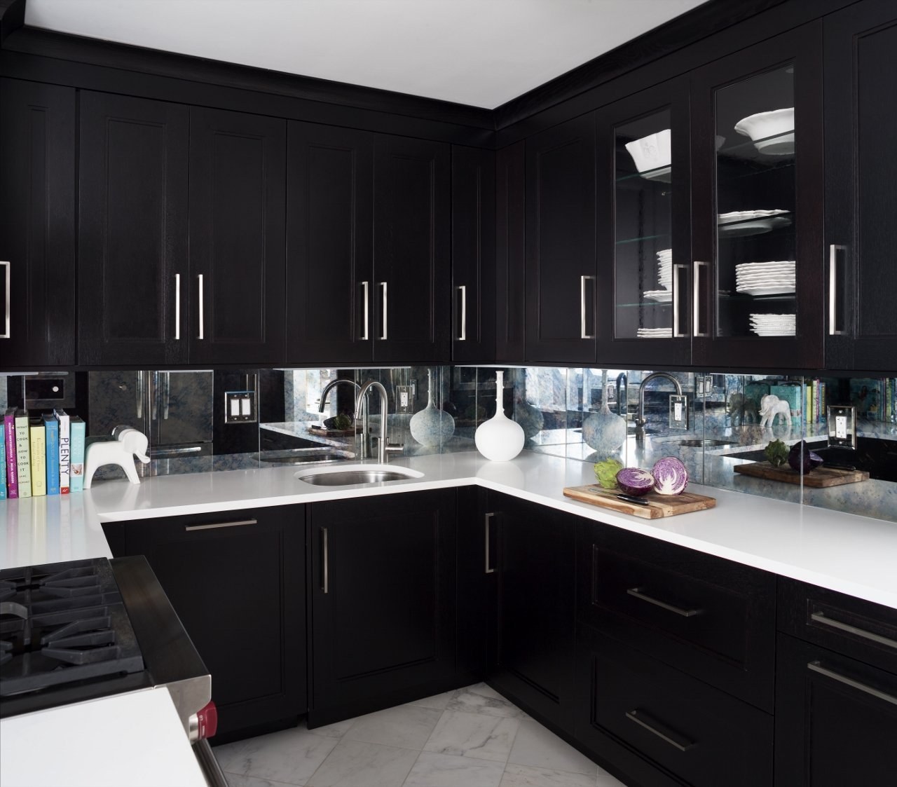 Черная м кухня. Черная глянцевая кухня икеа. Кухня ikea с черным фартуком. Кухня икеа черно белая. Икеа фасад черный глянец.