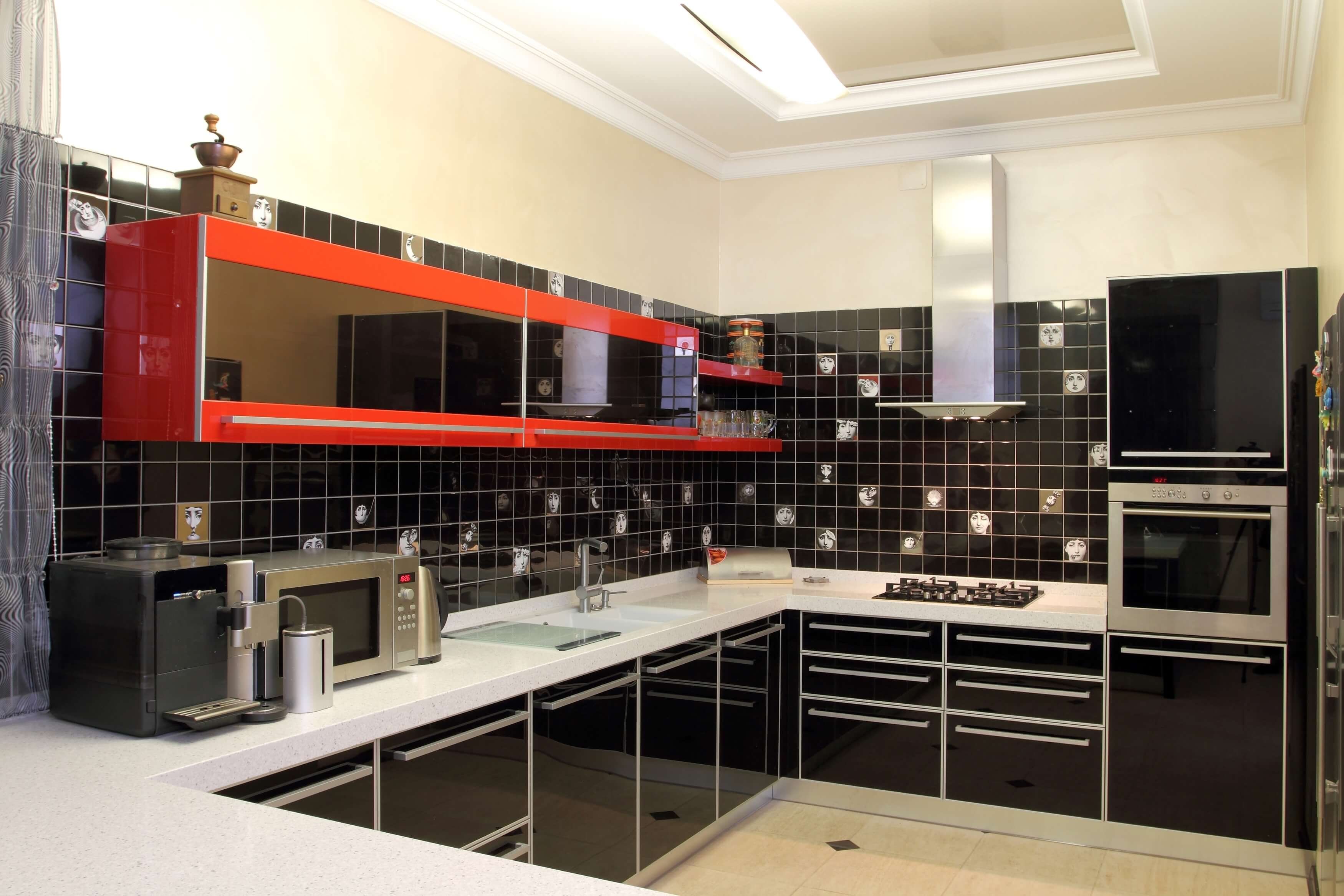 Черная плитка на кухне. Кухня с черным фартуком. Кухонный гарнитур с черным фартуком. Кухня в черно Красном цвете.