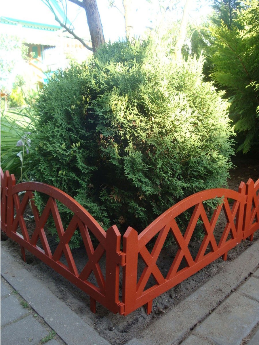 Цветы на перилах террасы