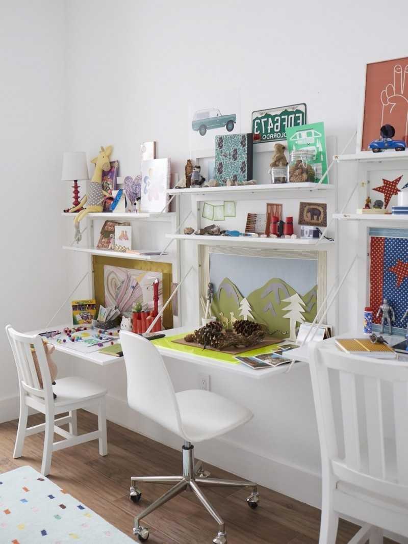 Полки над письменным столом