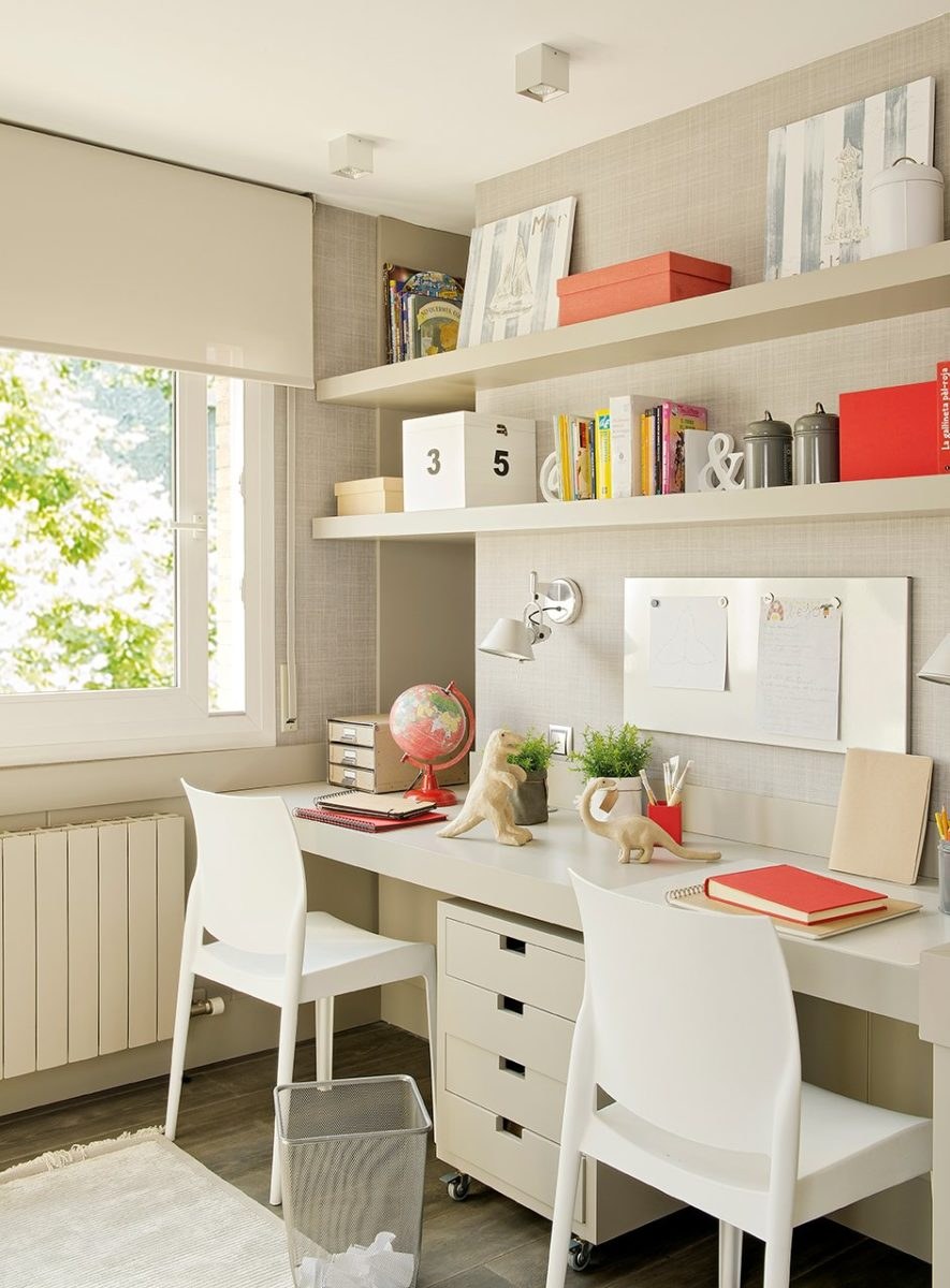 Рабочее место у окна в скандинавском стиле