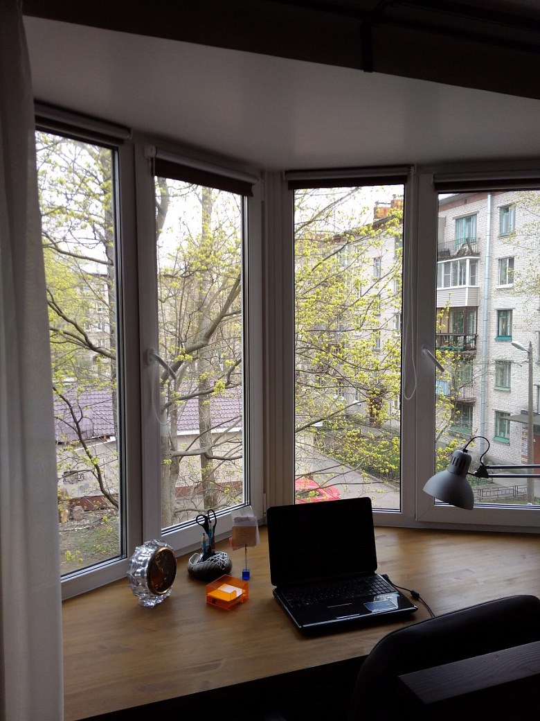 Большой рабочий стол эркер солнце