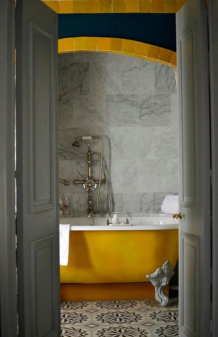 Ванная в горчичном цвете
