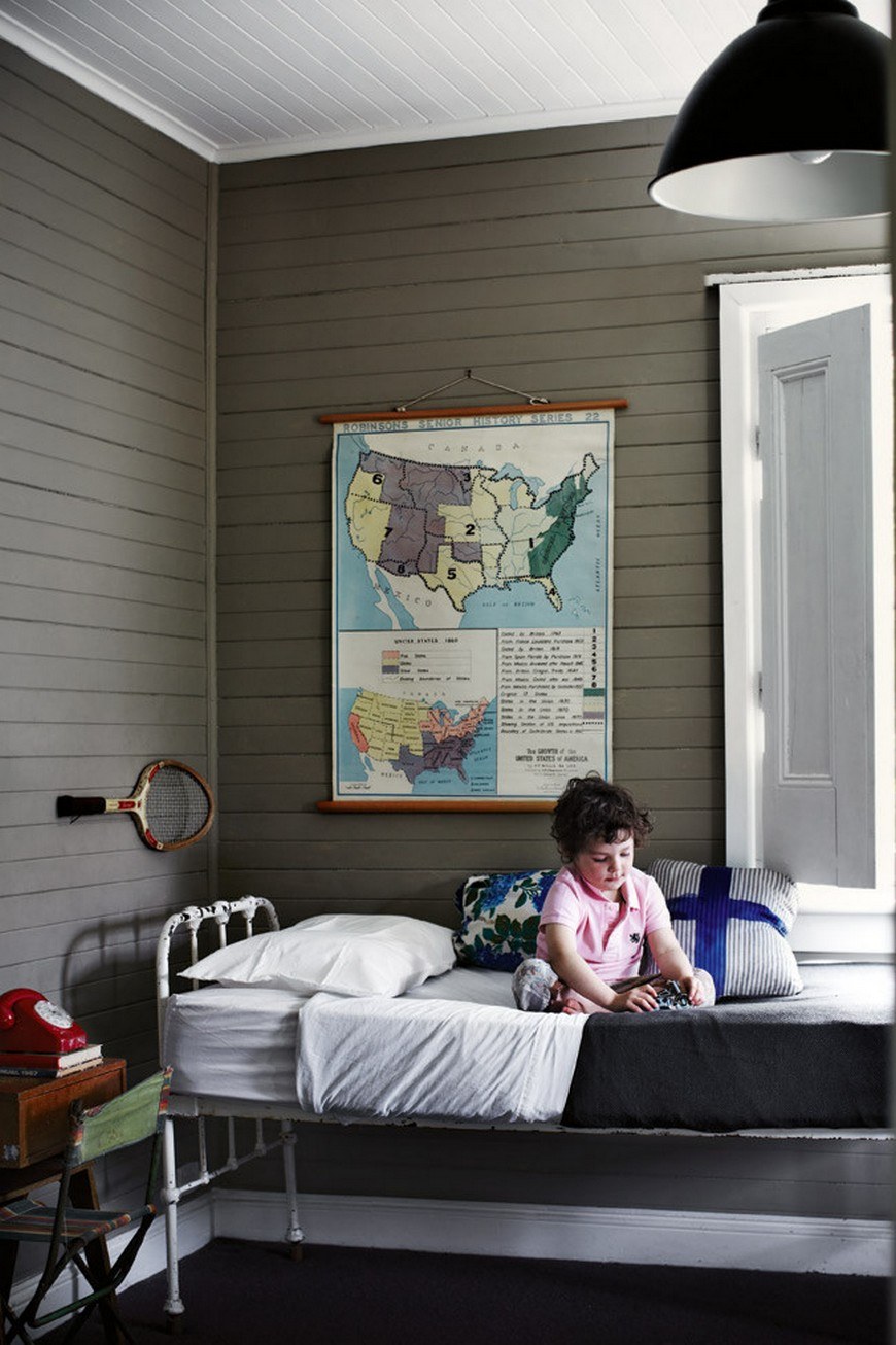 Ламинат на стене в комнате подростка