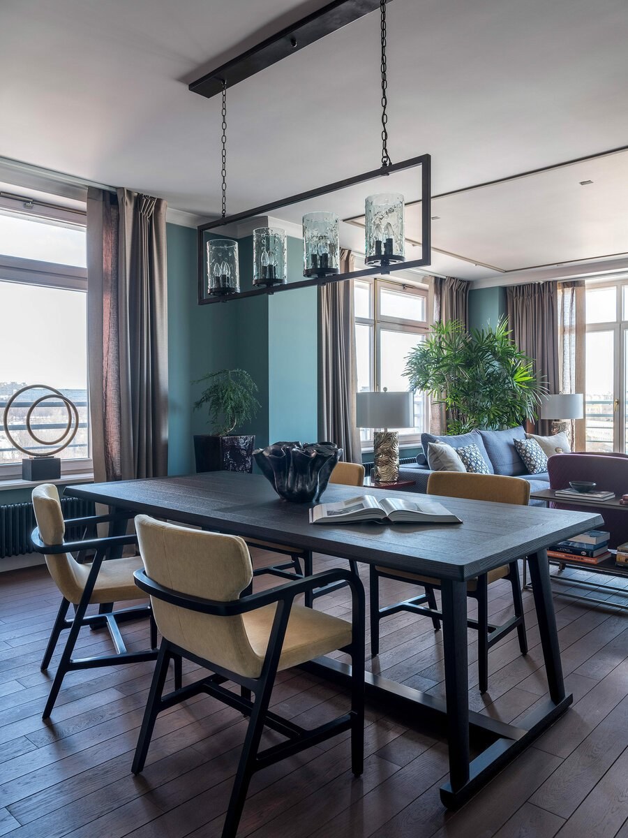 Кухня гостиная с большими окнами