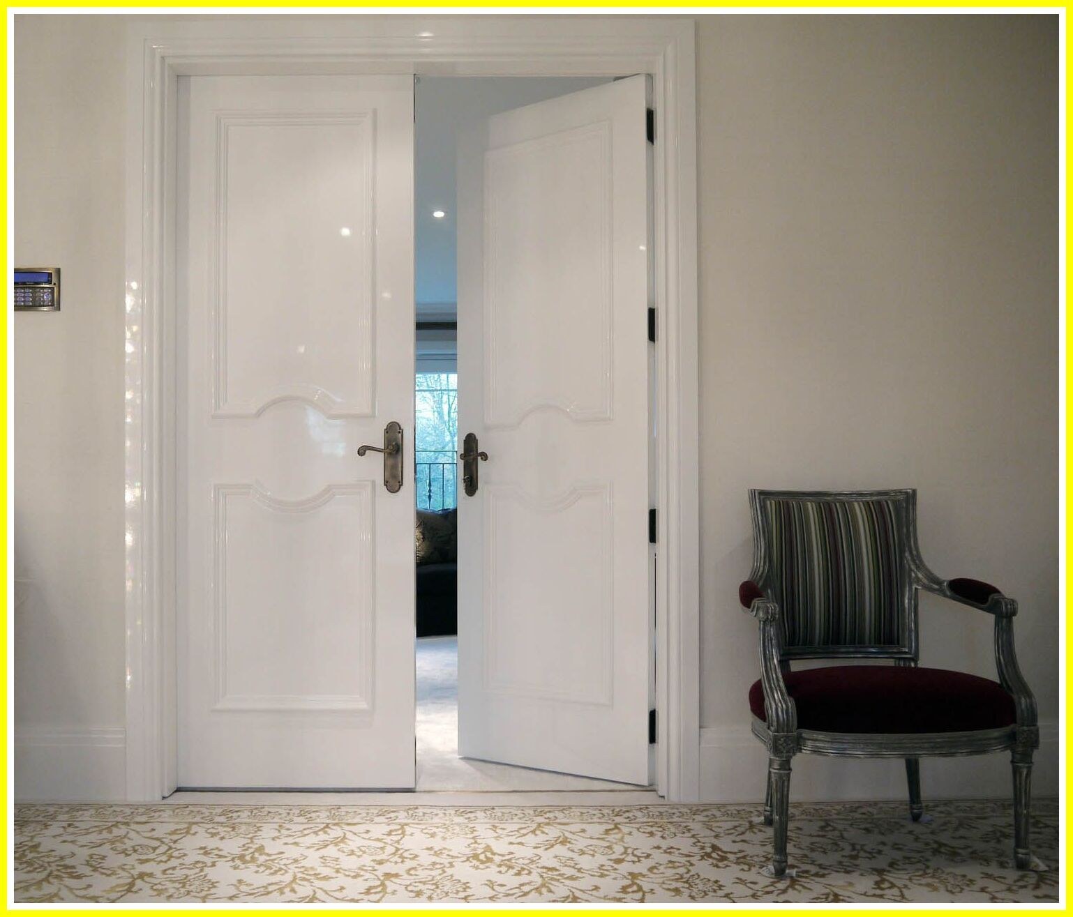 Двойная дверь в квартире. Двойные двери. Двери в интерьере. Распашные двери межкомнатные. Двойные двери межкомнатные.
