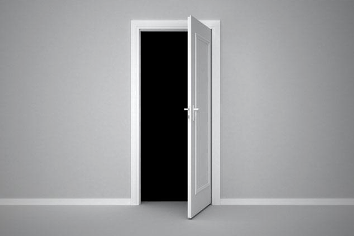 Опен дверь. Открытая дверь. Приоткрытая дверь в комнату. Открытая белая дверь. Полуоткрытая дверь.