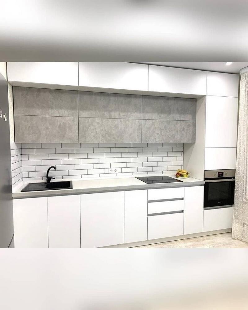 Белый глянцевый кухонный гарнитур прямой в интерьере (77 фото)