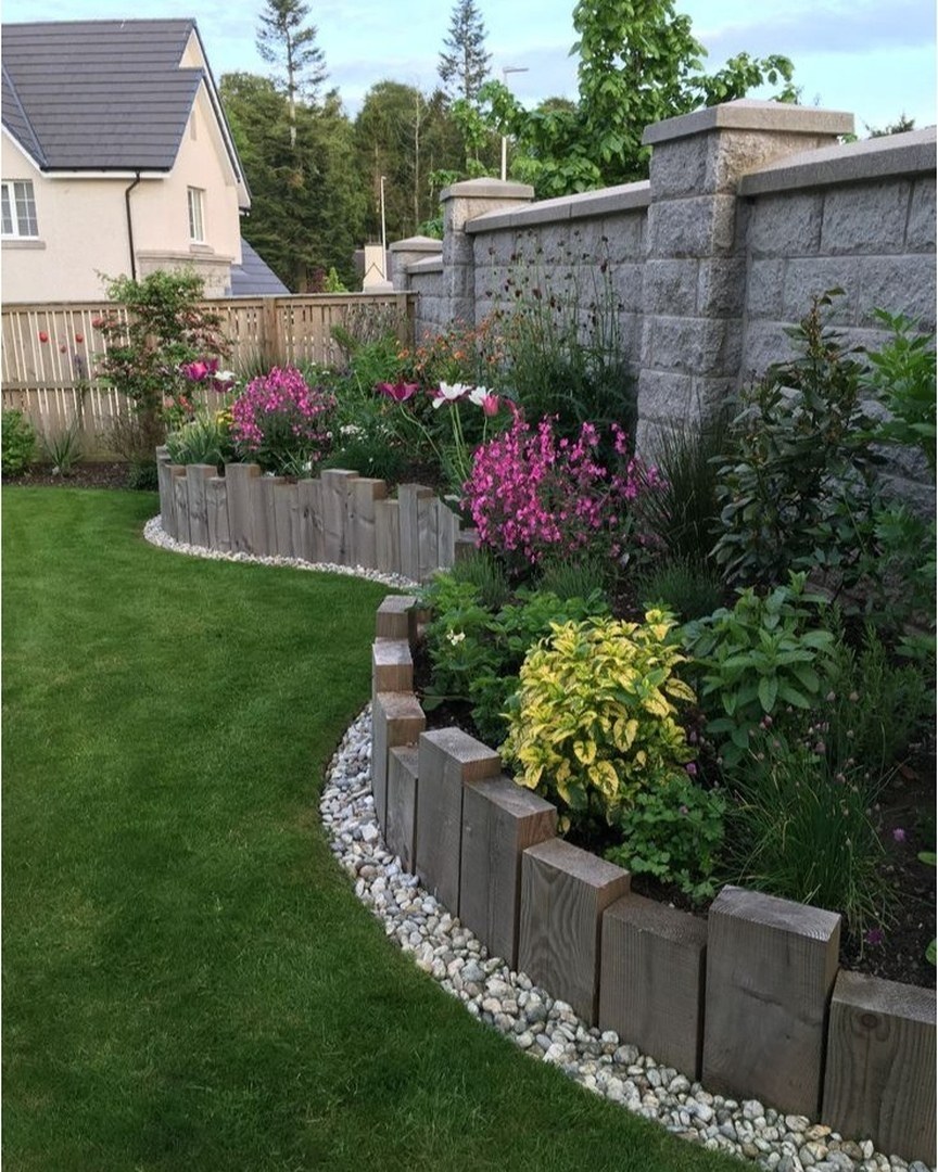 Газон вдоль забора