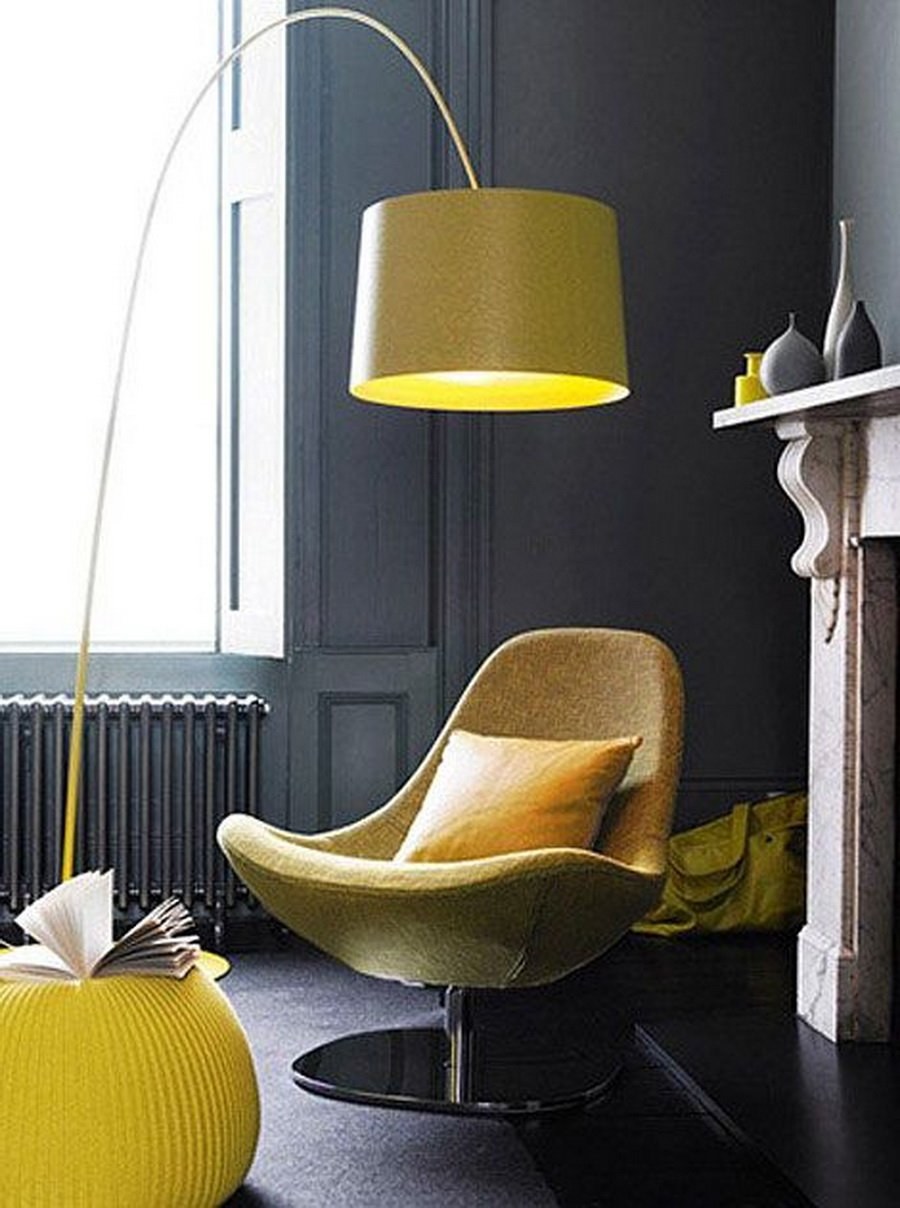 Кресло горчичного цвета в интерьере