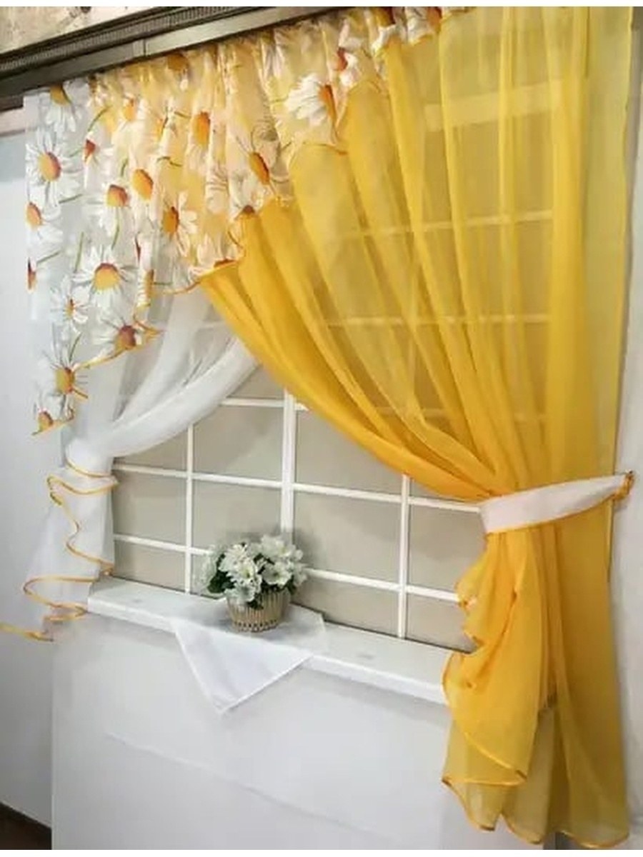 Золотистые шторы в интерьере