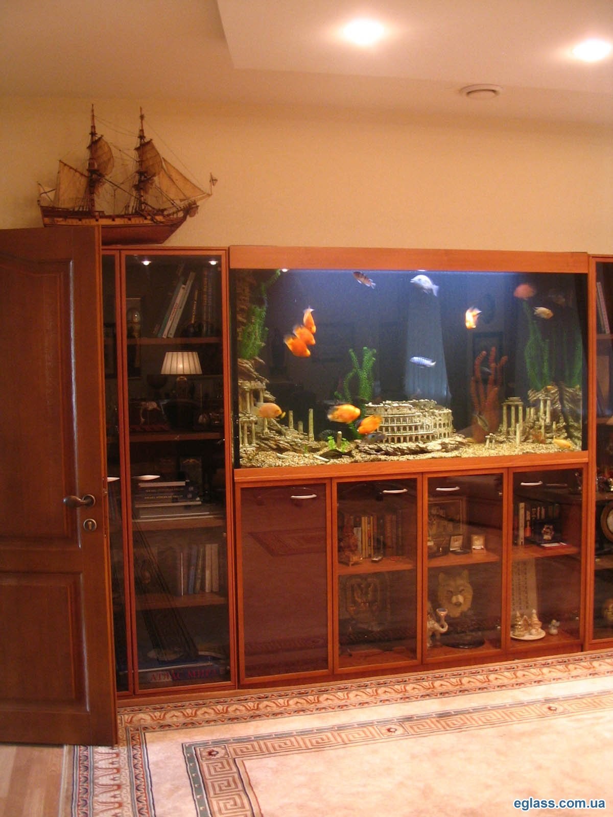 Стенка с аквариумом