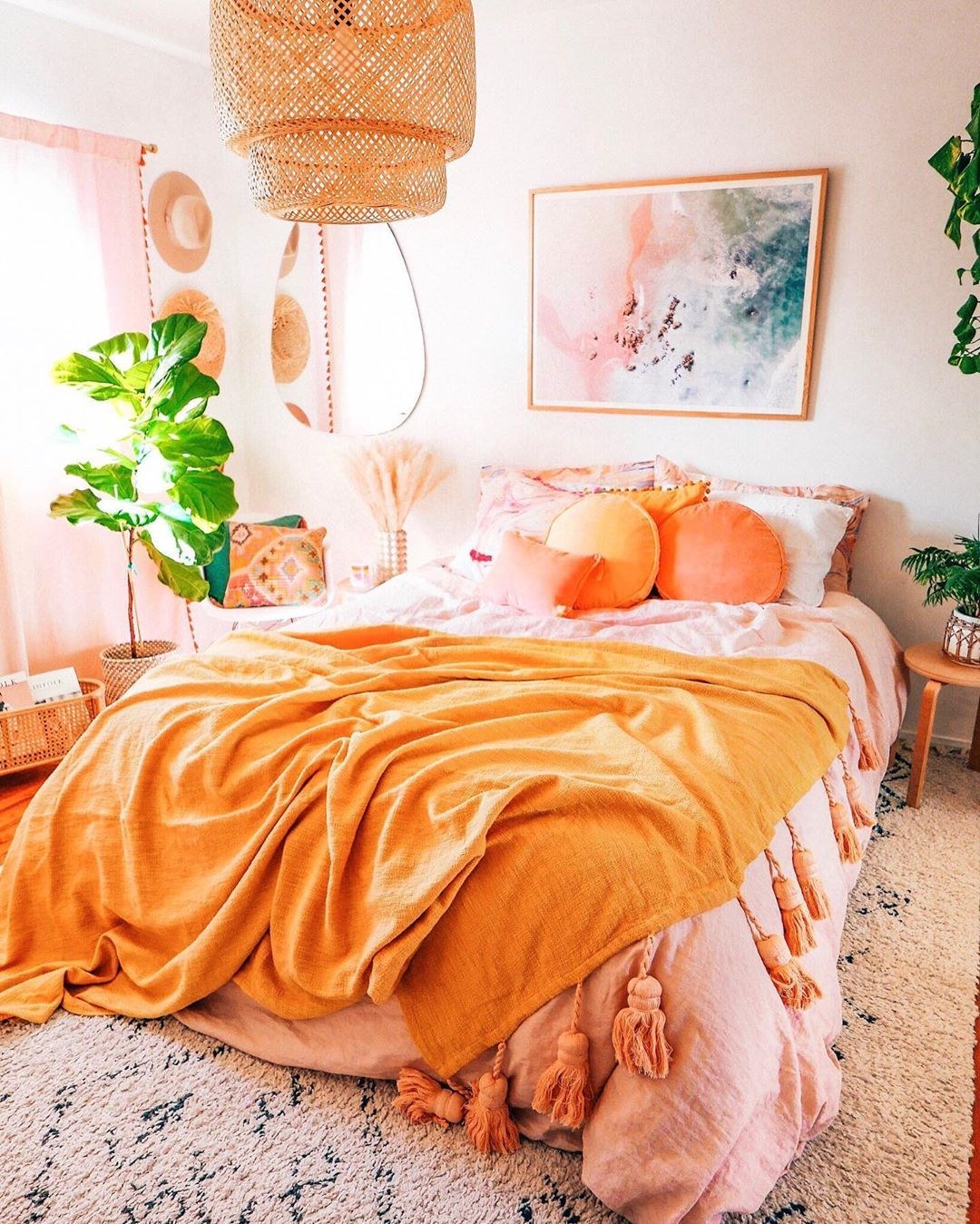 персиковый цвет в интерьере спальни
