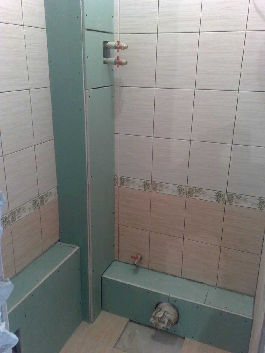 Короб за унитазом