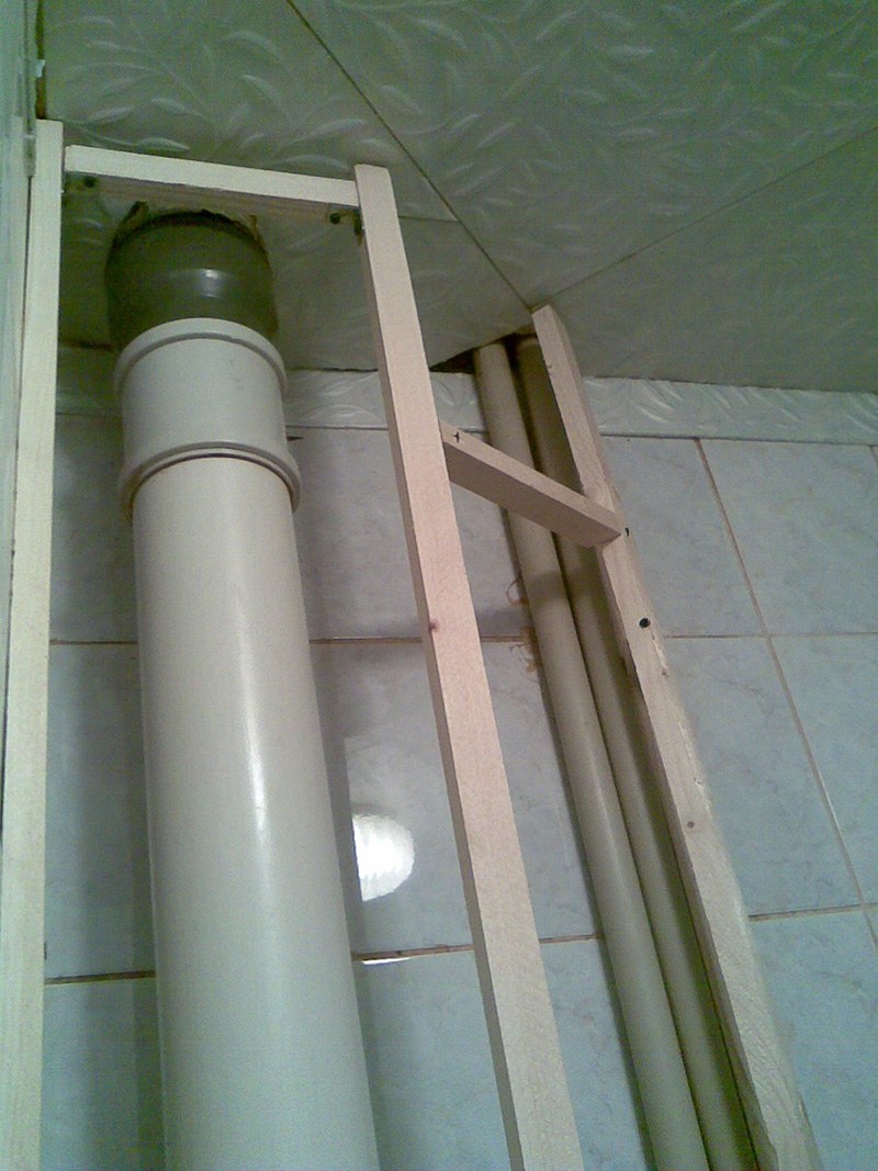 Шкаф в туалете за унитазом