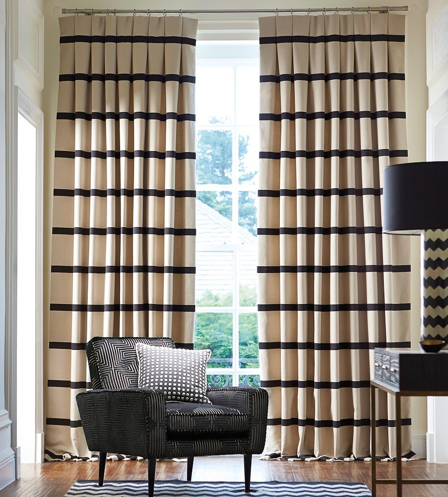 Шторы в красную полоску