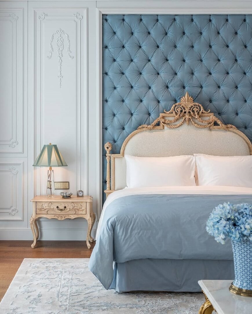 Молдинги в интерьере спальни