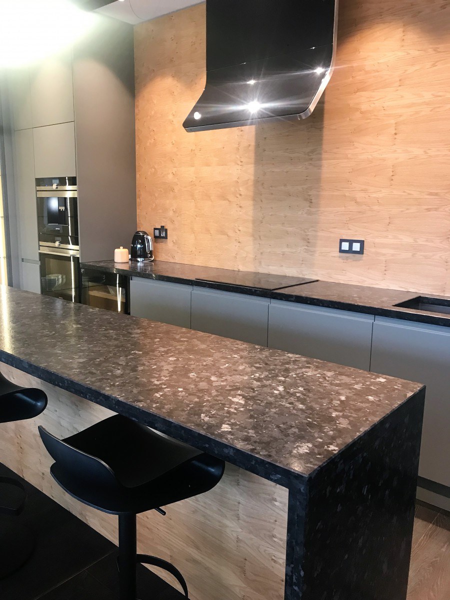 Белая кухня со столешницей под мрамор