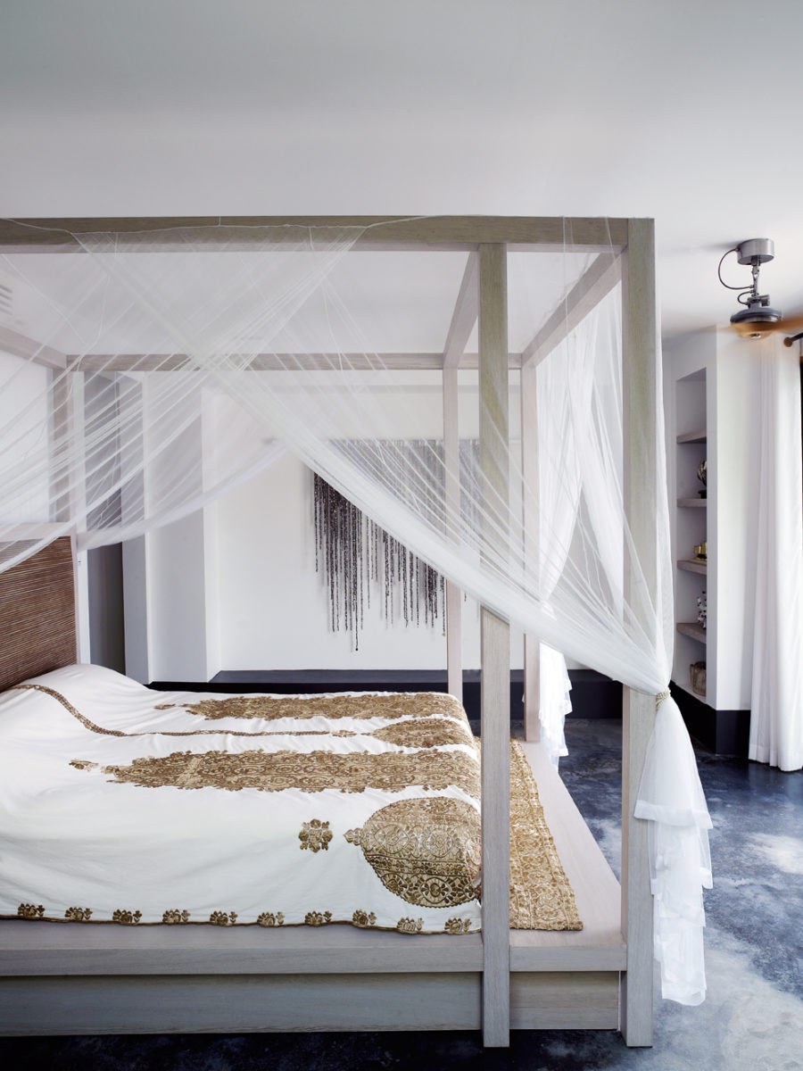 Спальная кровать с балдахином